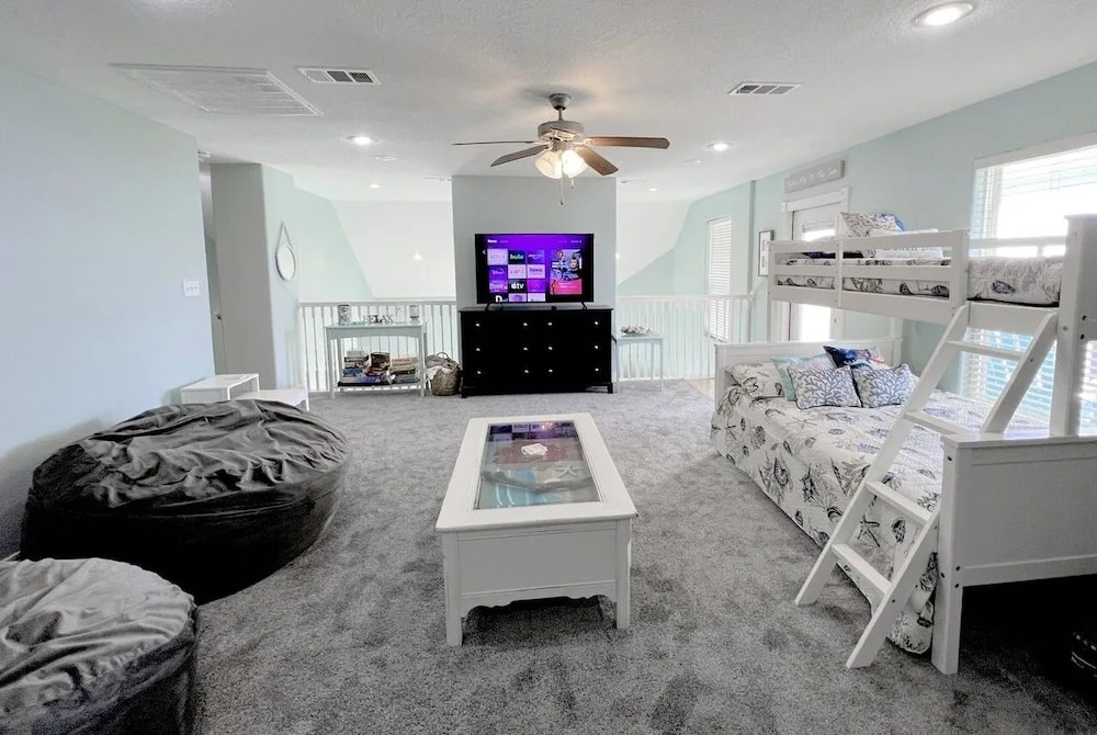 The Green Seahorse 4 Bedroom Home by RedAwning