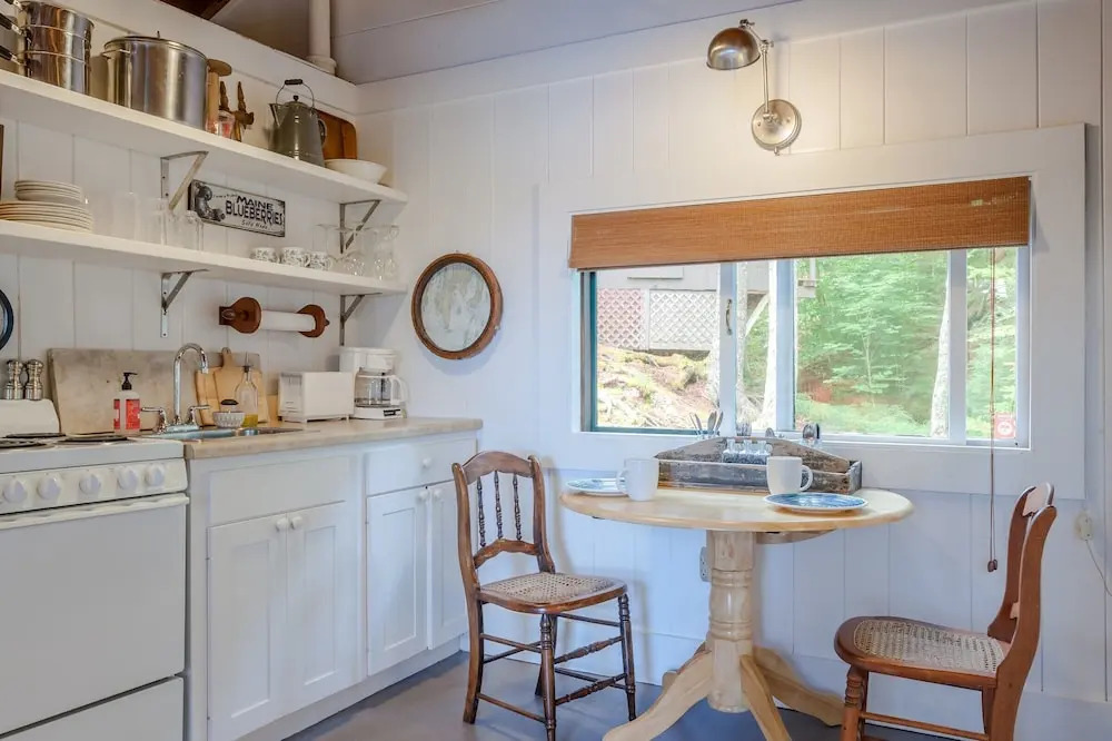 Chic Boothbay Harbor Studio Cabin by RedAwning