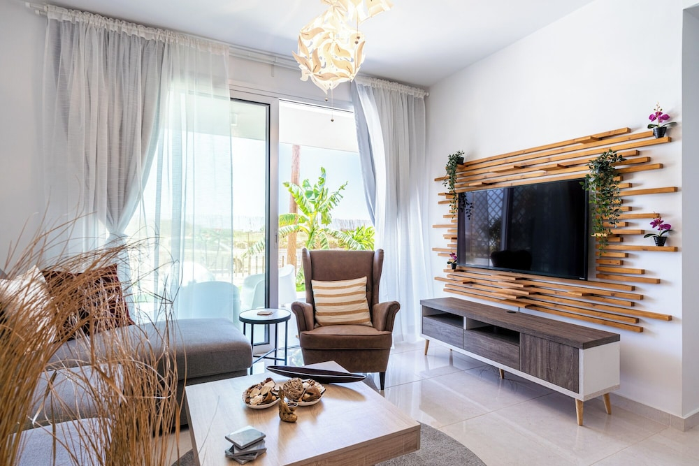 Lemon Tree 1-BR Apt & Pool in Livadia