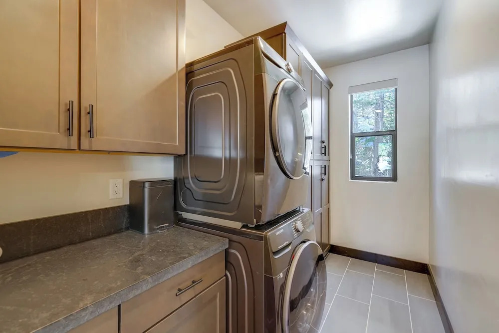 Luxe Soda Springs Retreat: Modern & Spacious!