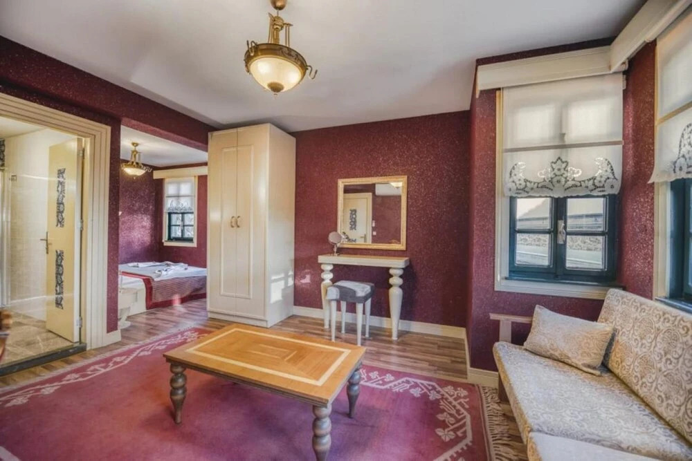 Vibrant Suite Located in Heart of Historic Area