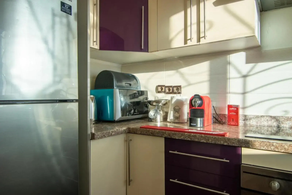 A Modern CBD APT with Pool & Gym - 2 min walk to Beach