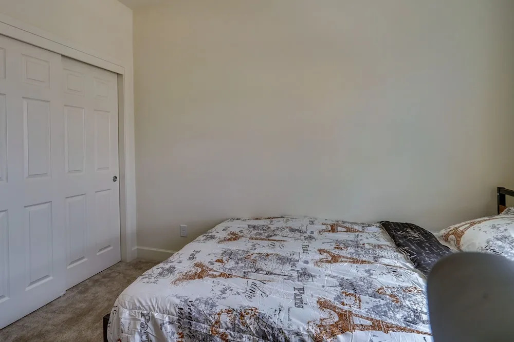 California Midterm Rental With Fenced Yard!
