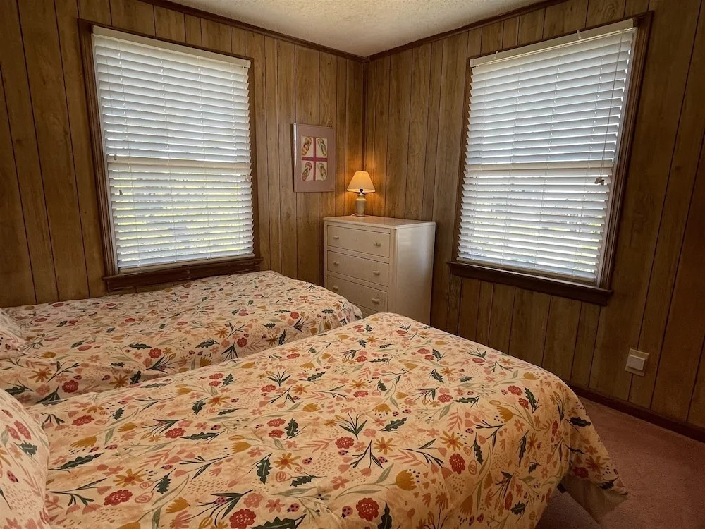 Southern Star 5 Bedroom Cottage by RedAwning