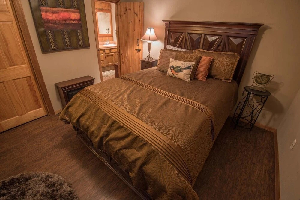 Mountain Bear Lodge Includes Roku TV, Wifi, Hot Tub, and BBQ by Redawning
