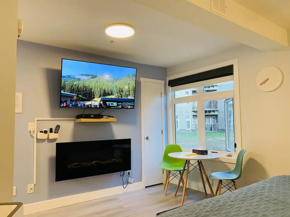 A Lovely Studio with Full Kitchen & AC