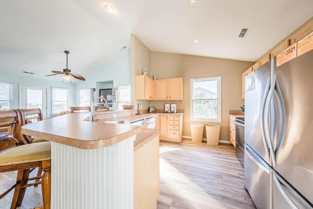 King BEEch - Southern Shores, 300 Yds to Beach, Ocean View, Pool, Hot Hub, Fenced Yard