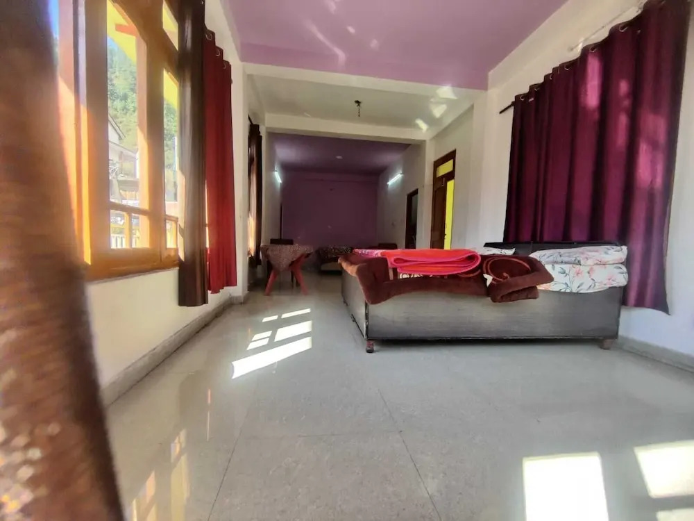 Suraj Guest House And Cafe