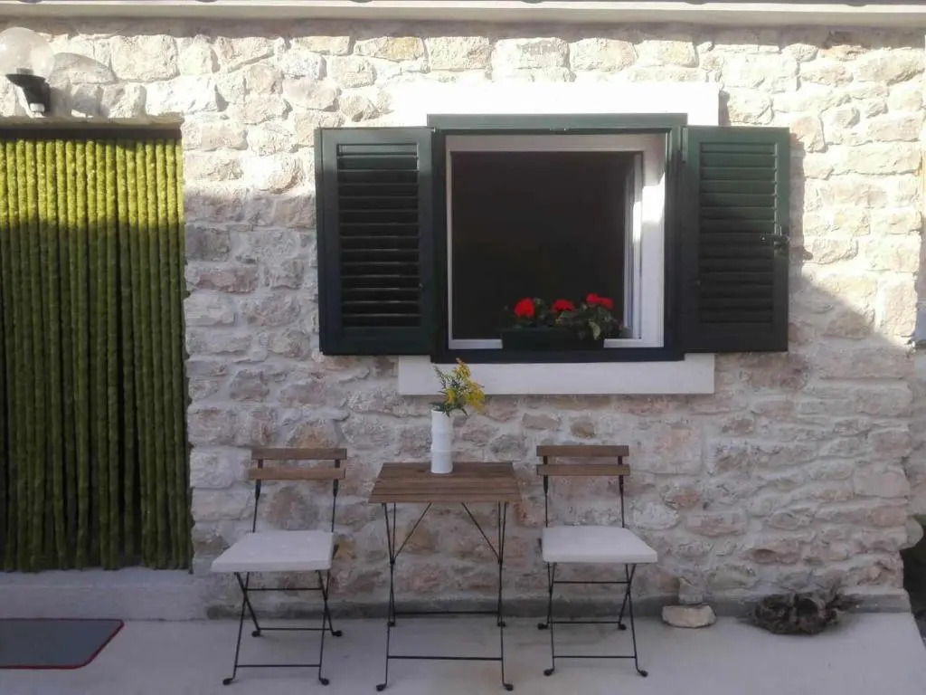 Small stone house Luka