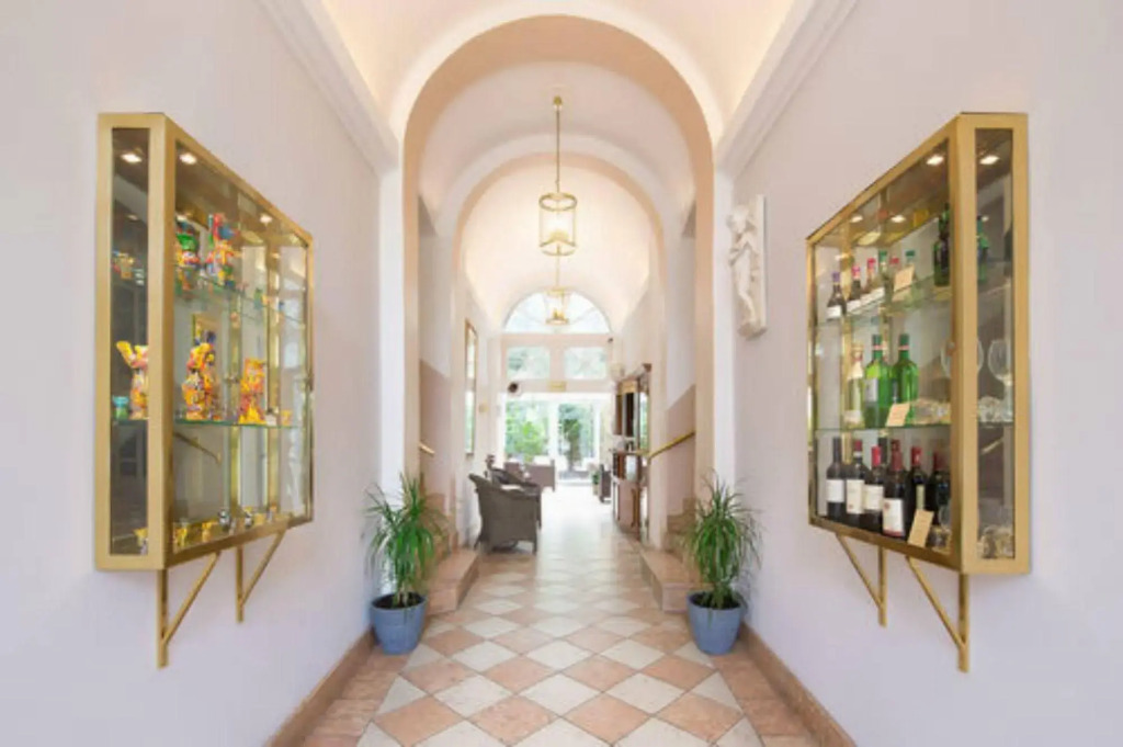 Gold Hotel