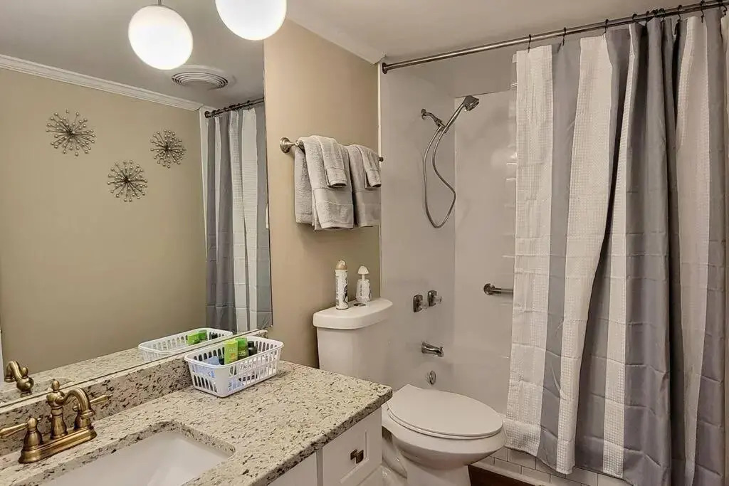 Lakeside Villa - Quite Location, walk to the Country Club
