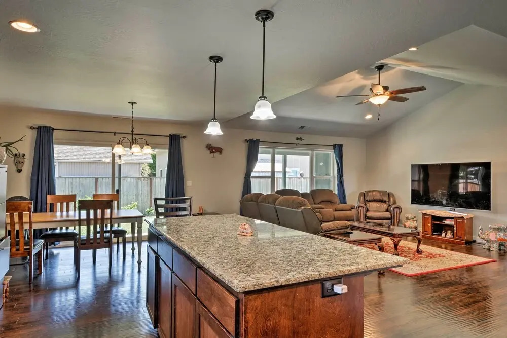 Cozy Home w/ Yard ~ 3 Mi to Downtown Medford!