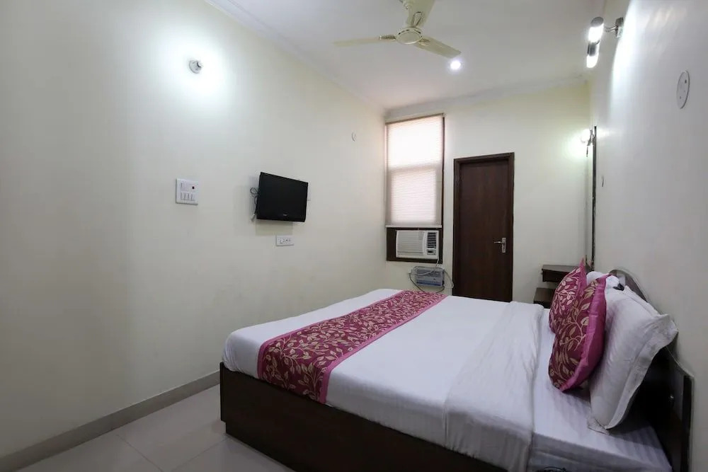 Hotel Holiday Comfort - 800 mts from Jallianwala Bagh