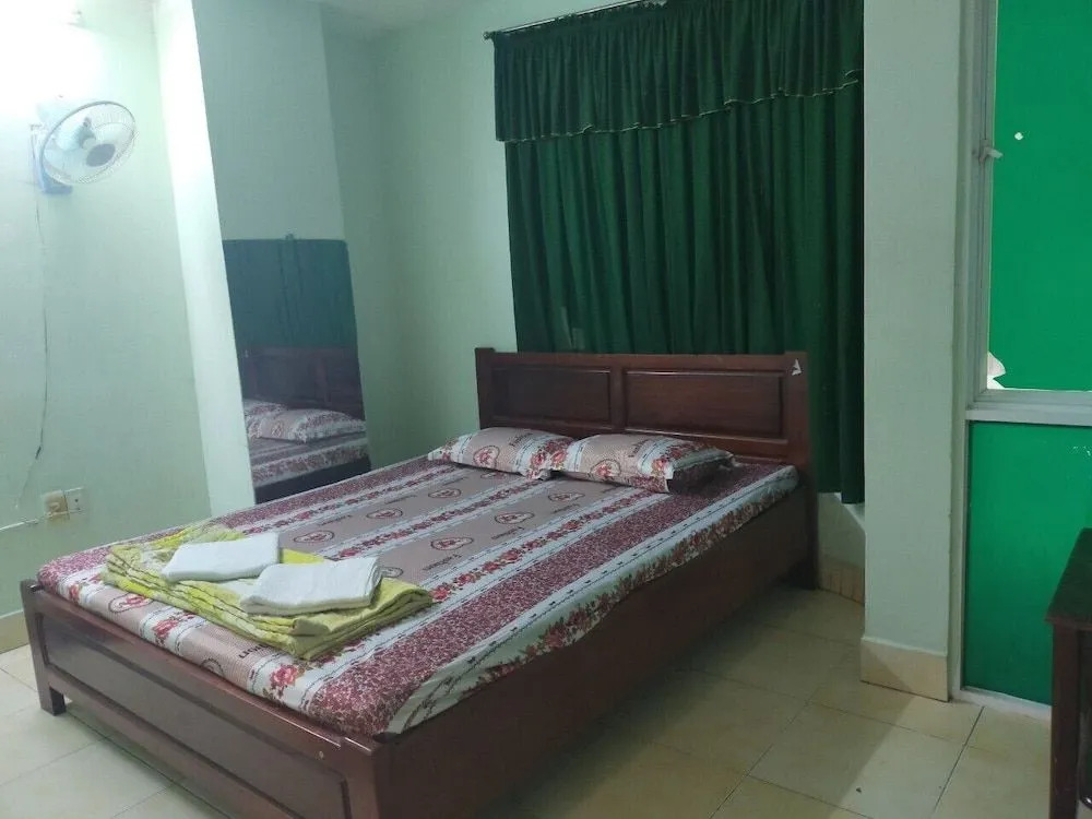 OYO 752 Mat Troi Vang