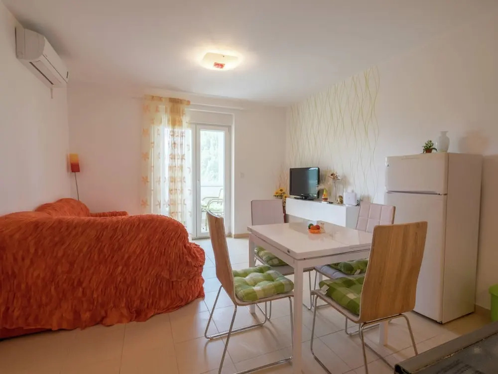 Comfortable Family Apartment Near the sea With Airconditioning, Wifi, and Parking