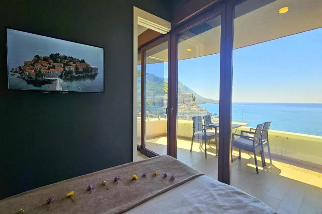 Royalis Suites Rafailovici - Beachfront Sea View Apartments