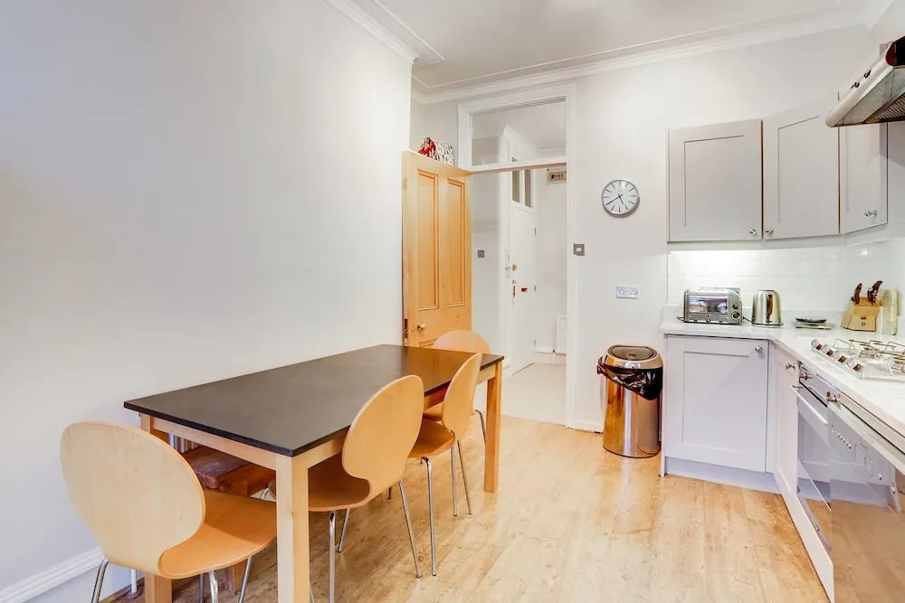 Fulham Large 1 bed Flat in Charming Building