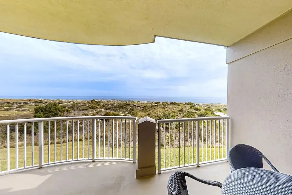 Luxurious Oceanfront Condo With Private Balcony, 2 Pools, and Beach Access
