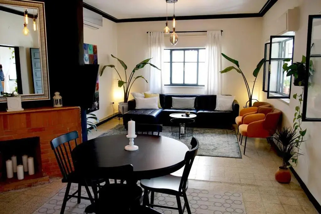 Inspiring 3Bed Unit with Sunny Balcony & Fireplace