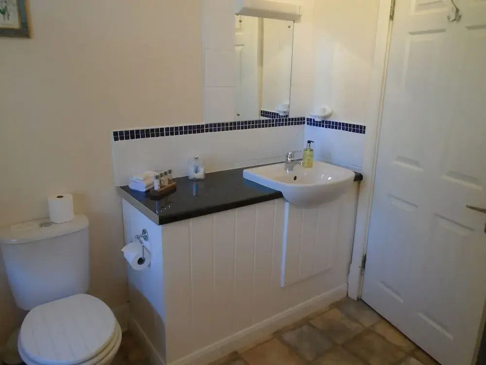 Trumbles Gatwick B&B, Peaceful Stay with Parking & Easy Airport Access