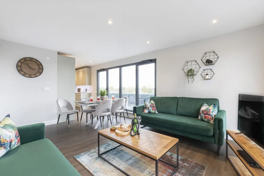 Elliot Oliver - Stunning 3 Bedroom Penthouse With Large Terrace And Parking