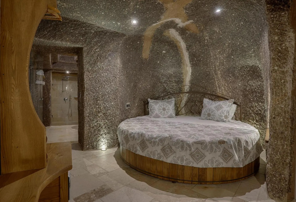 Hera Cave Suites