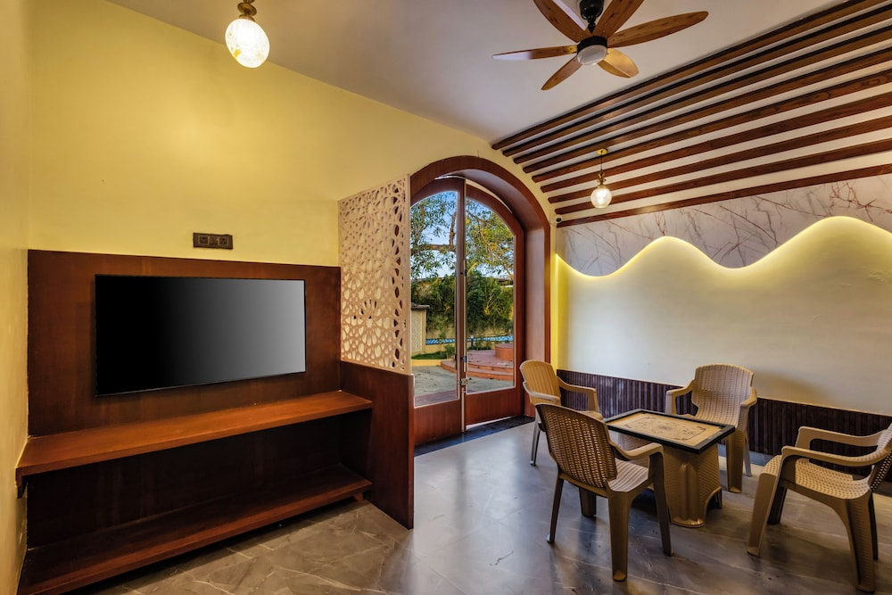 ELIVAAS Tiger Cave Suite with Pvt Pool