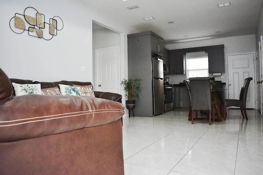Elegant Apartment 10 min to Mercedes Outlets