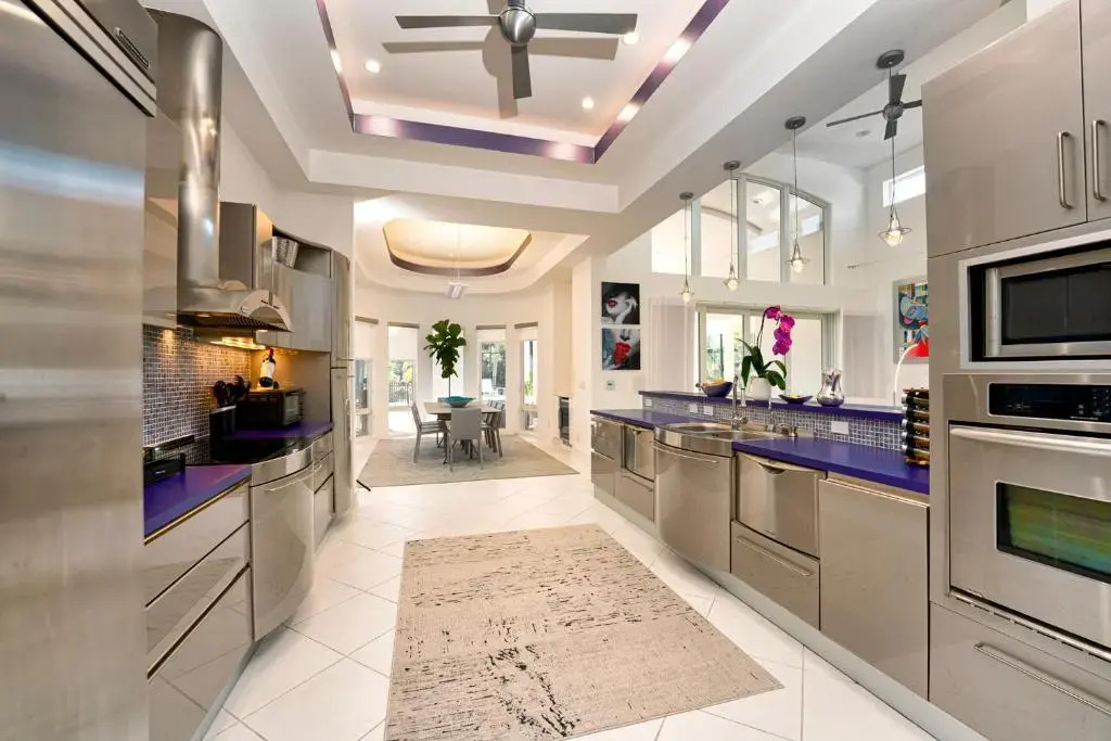 Luxury Villa 4 bed 4 bath on canal access to the Golf 40 min, beach 8 min away