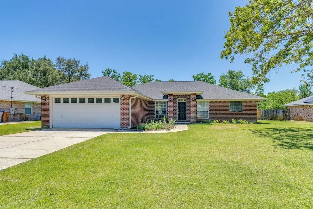 6 Mi to Navarre Beach: Dog-friendly Home w/ Yard