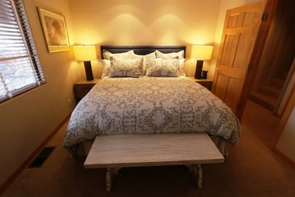 Mammoth West 137 Updated Deluxe Condo, Just A Short Walk to Canyon Lodge by RedAwning