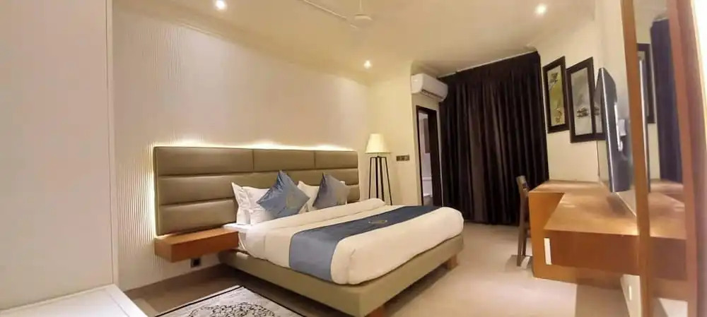 Royal Pearl Suites