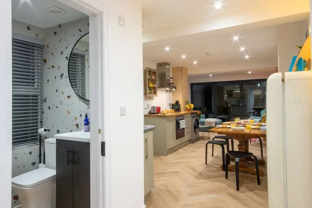 Modern Margate Maisonette Close to Beach by Adliv