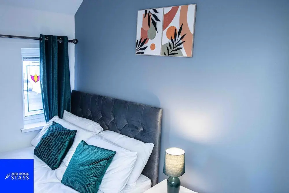 3 Bed House Sleeps 7 With Garden and Parking