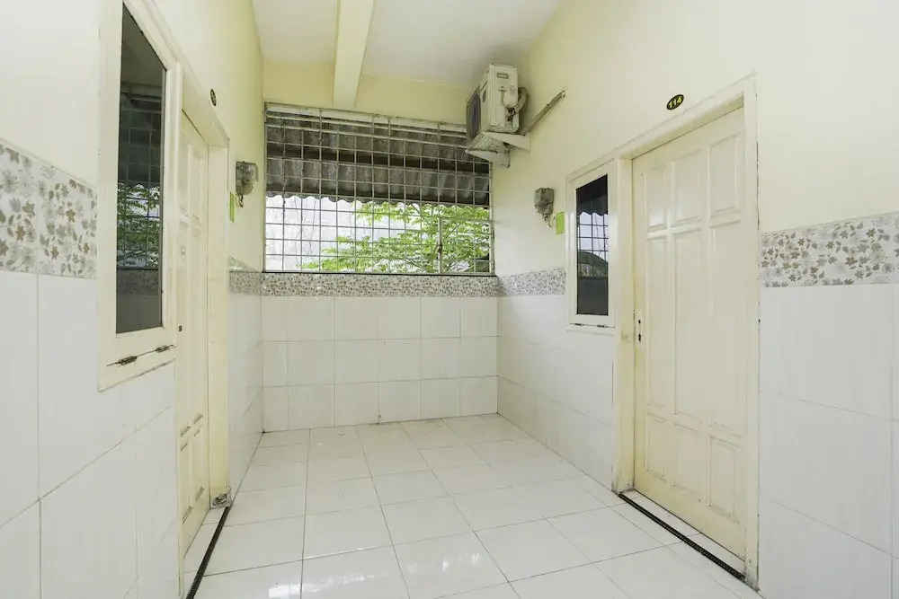 Oyo Life 2573 Griyo Kost Putra 205