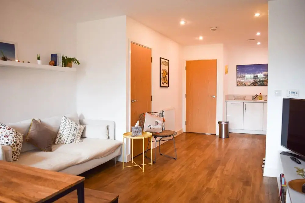 Modern 1 Bedroom House in Pontoon Dock