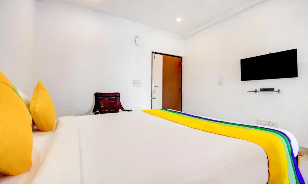 Itsy Hotels Vijaya Comforts, with BAR & restaurant