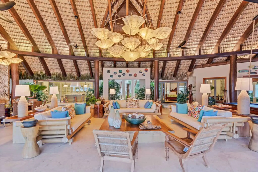Dazzling Beachfront Villa With Swim-up Bar