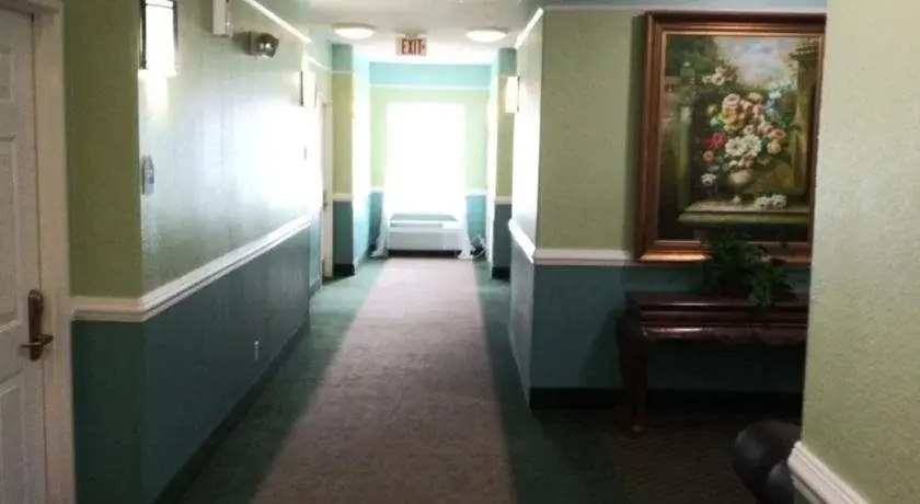 Deluxe Inn & Suites