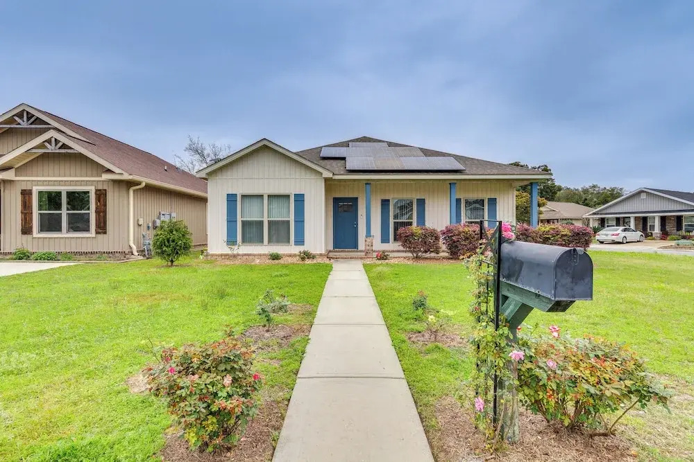 Pet-friendly Pensacola Home ~ 2 Mi to Bruce Beach!