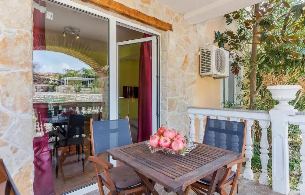 Amazing Apartment in Liznjan With 1 Bedrooms, Wifi and Outdoor Swimming Pool