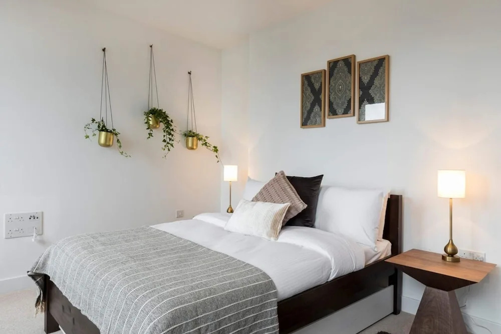 Modern & Designed 2 bed Penthouse Apt Sleeps Five