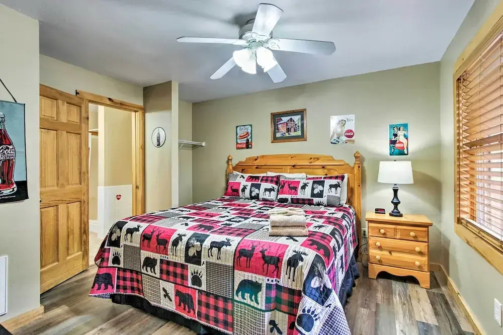 3 Mi to Gatlinburg: Cabin w/ Deck & Pool Table!
