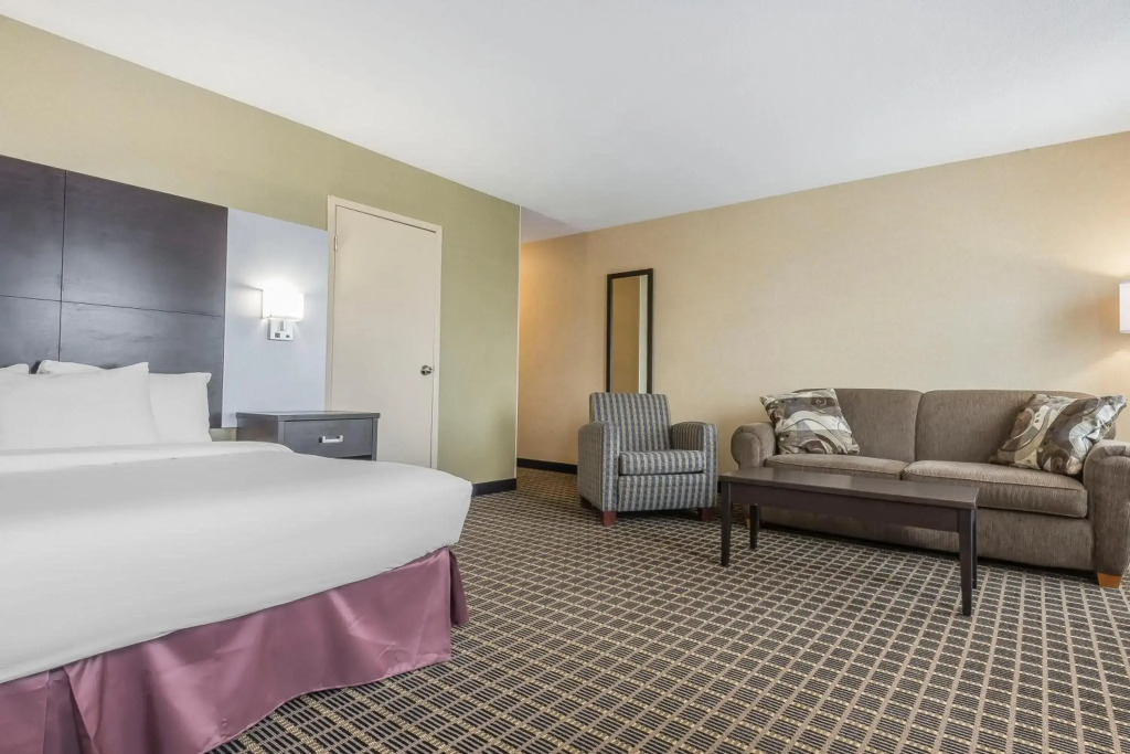Quality Inn & Suites Windsor - Downtown