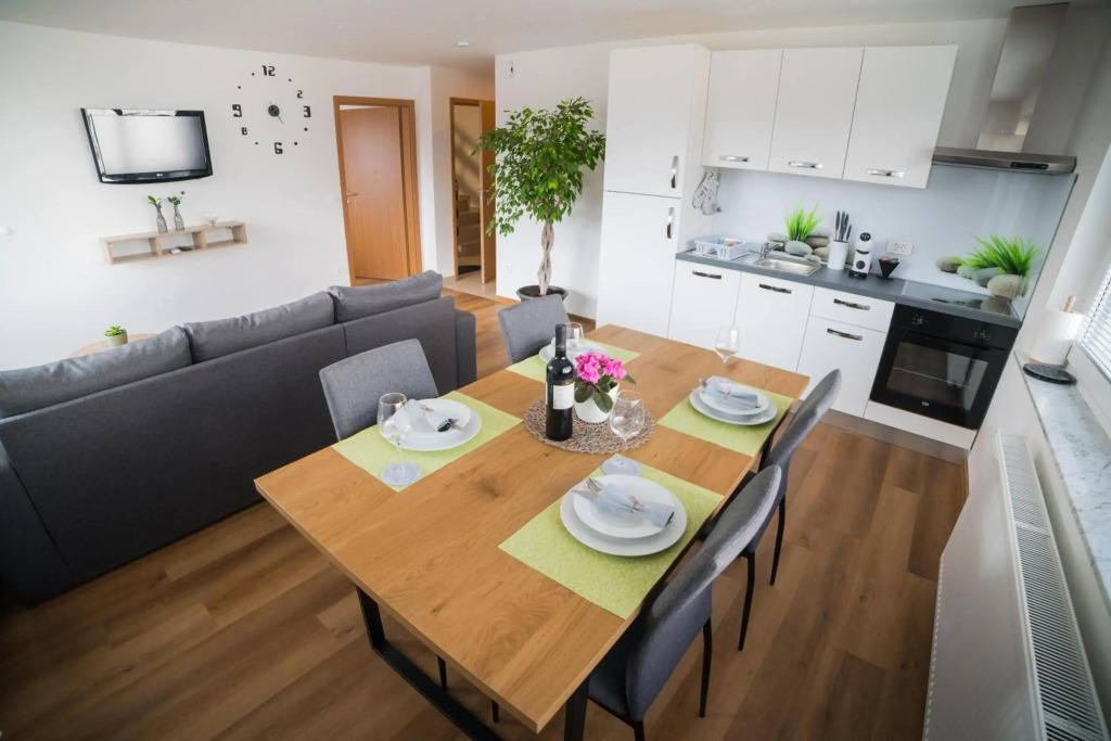 Apartma Lida 1- mirna lokacija, brezplačno parkirišče, 10 minut hoje do jezera in gradu