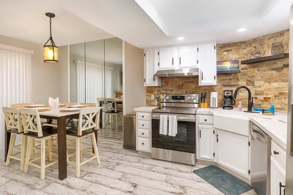 Sweeping 5th Floor Views - Direct Beach - Remodeled