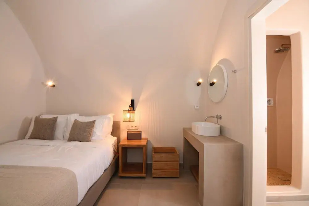 Santorini - Villa - Sleeps 4 - Pool - Parking