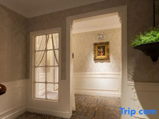 Haikou Monet Garden French Light Luxury Hostel (Qilou Old Street)