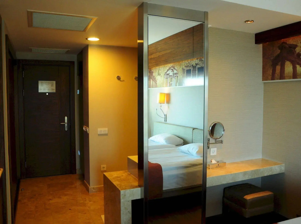 Commodore Elite Suites & Spa