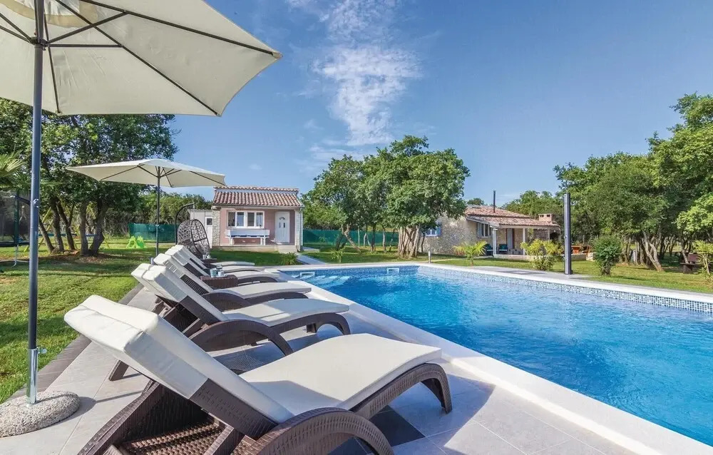 Beautiful Home in Cubani With Wifi and 2 Bedrooms